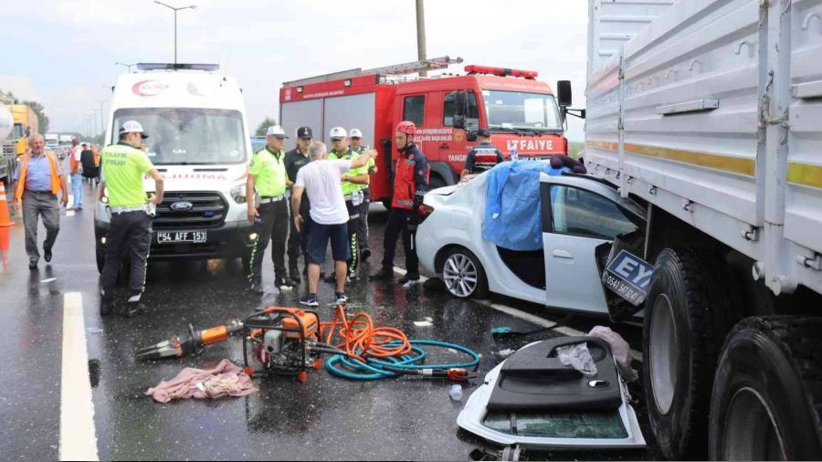 Otomobil kamyona ok gibi saplandı