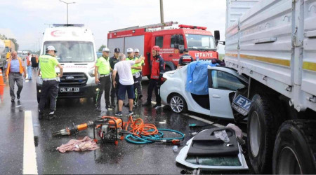 Otomobil kamyona ok gibi saplandı