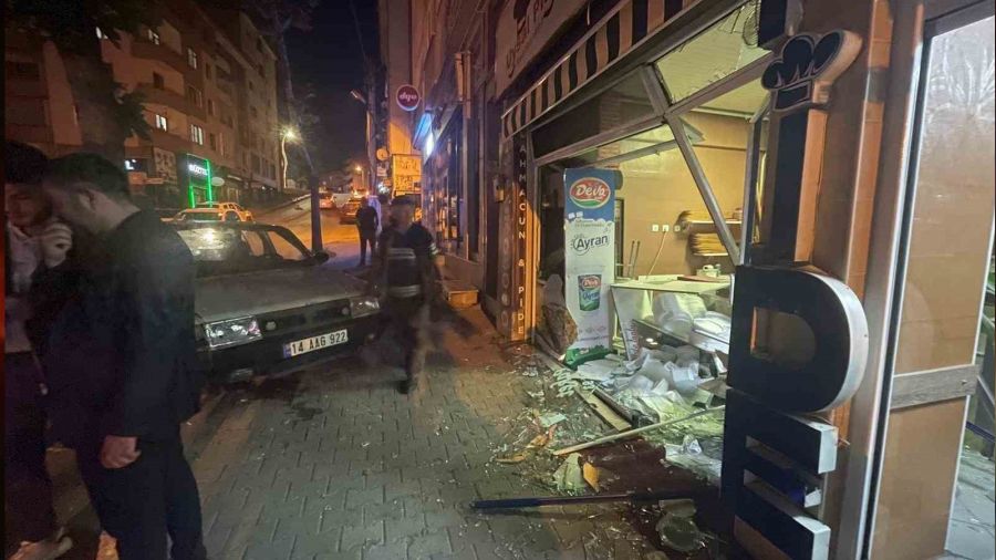 Otomobil pide dükkanına daldı, cam çerçeve aşağı indi