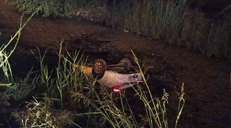 Otomobil su kanalına devrildi: 1 ölü