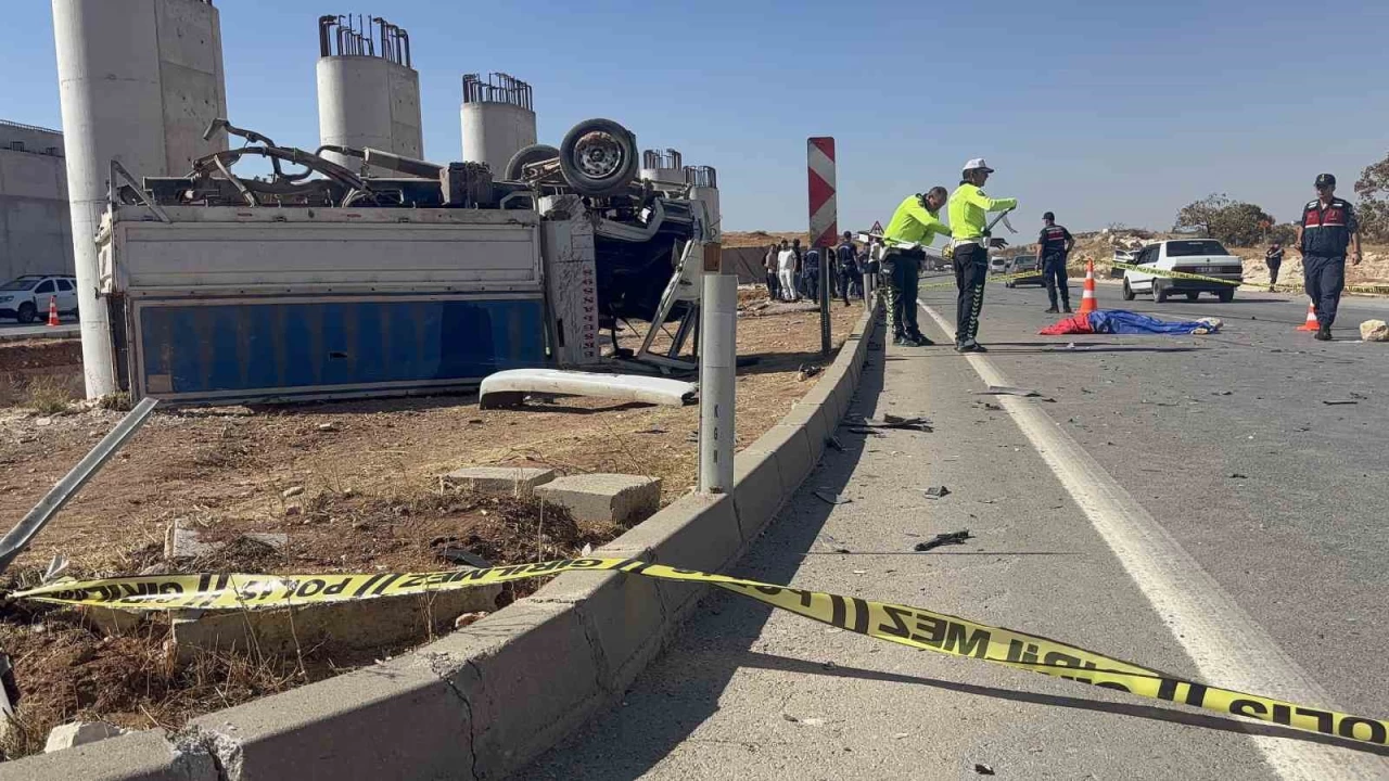 Otomobille çarpışan kamyonet ters döndü: 1 ölü