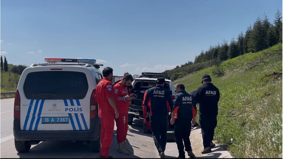 "Otoyola 5 ya��nda �ocuk b�rak�ld�" ihbar� ekipleri alarma ge�irdi
