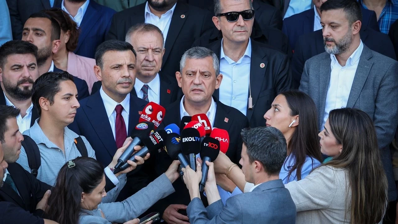 zgr zel, stanbul Adliyesi nnde konutu