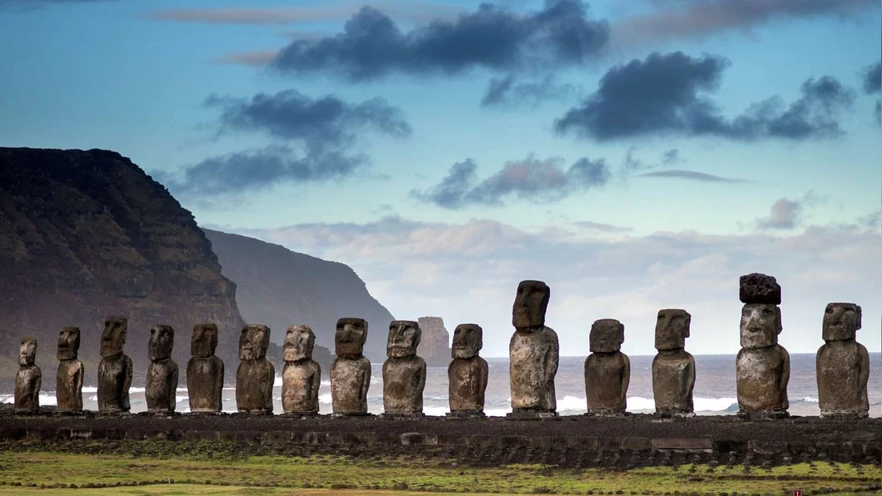Paskalya Adası'ndaki Moai heykelleri