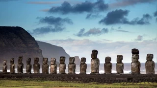 Paskalya Adası'ndaki Moai heykelleri