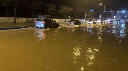 Patlayan su borusu caddeyi göle çevirdi