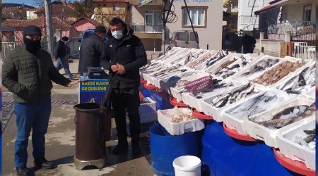Pazar esnafı soba kurup ısındı