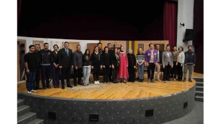 Polisler tiyatroyla uyuşturucuya savaş açtılar