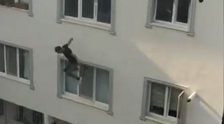 Polisten kaçan şüpheli çatıdan inmeye çalışırken beton zemine çakıldı