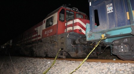 Raylarda yürüyen şahsa yük treni çarptı