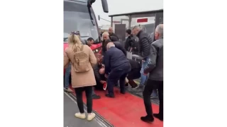 Raylardan gemek isteyen adama tramvay arpt