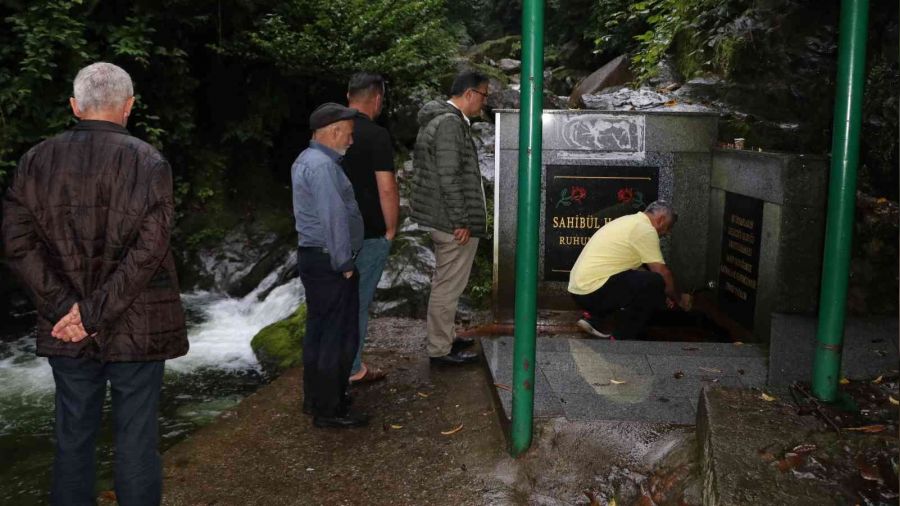 Rize'de sağlıksız çıkan sudan su içmek için kuyruğa girdiler