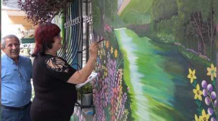 Rus ressam yaptığı çizimlerle ilgi odağı oldu