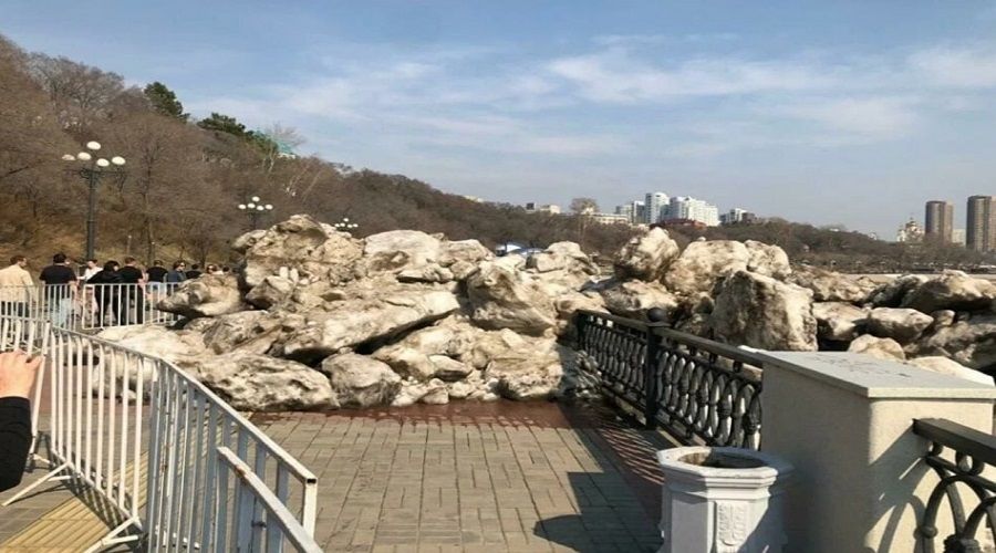 Rusya'da kopan buzullar kyya vurdu
