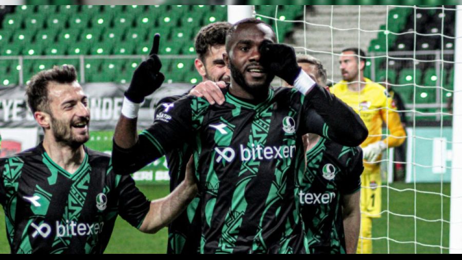Sakaryaspor zirvenin rengini değiştirdi