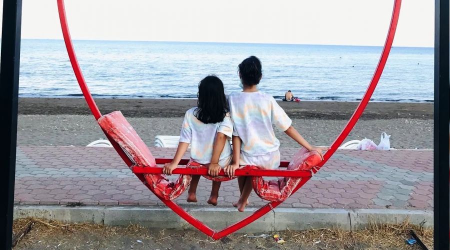 Sal�ncaktan kafa �st� d��en lise ��rencisi �ld�