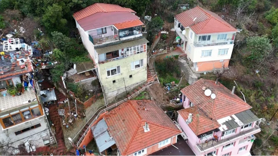 Sar�yer'de 4 binadaki 31 vatanda� tahliye edildi