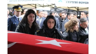 Şehit eşini askeri montuyla son yolculuğuna uğurladı