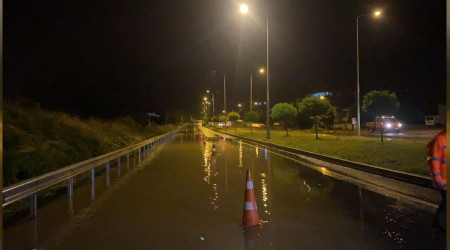 Sel sebebiyle kapanan Zonguldak-Dzce karayolunda trafik tek eritten salanyor