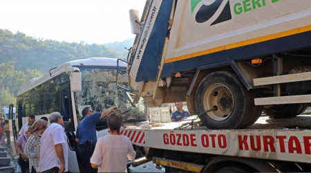 Servis midibüsü kamyon yüklü çekiciyle çarpıştı