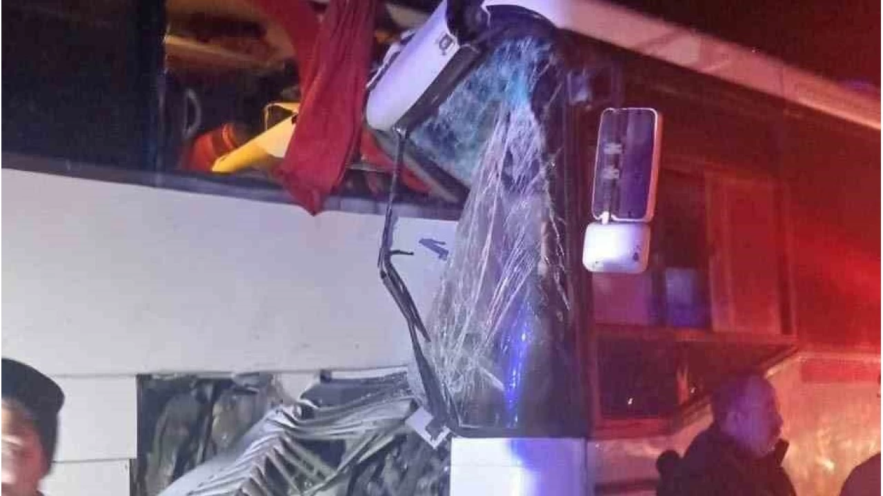 Servis otobüsü yolcu otobüsüne çarptı: 13 yaralı