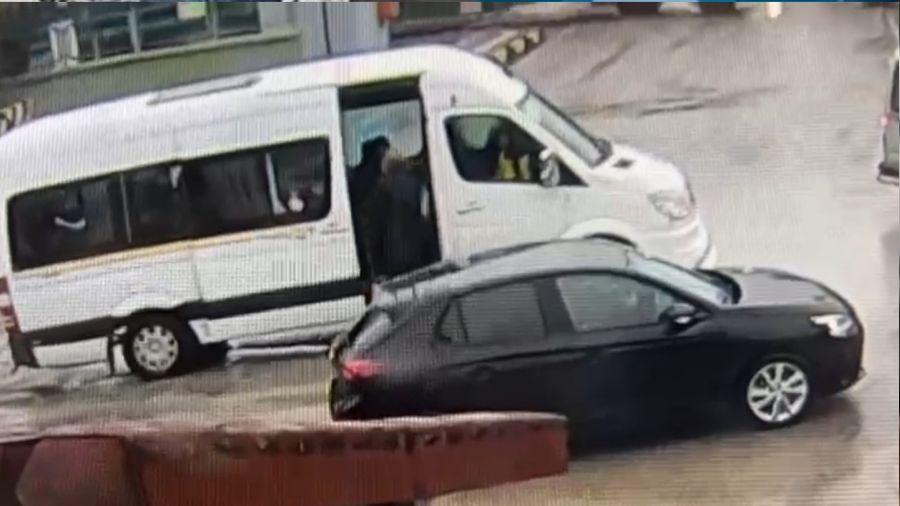 Servis şoförü öğrencileri tokatladı