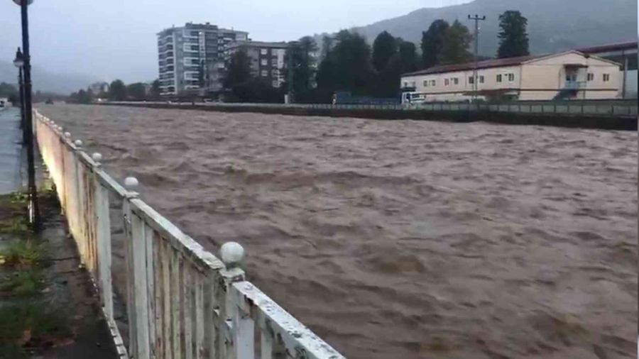 �iddetli ya��� Rize'yi etkisi alt�na ald�