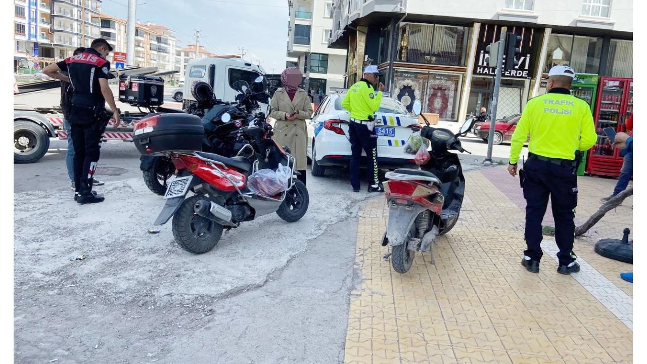 Sigortasız ve plakasız motosikletin ehliyetsiz ve kasksız sürücüsüne 54 bin lira ceza