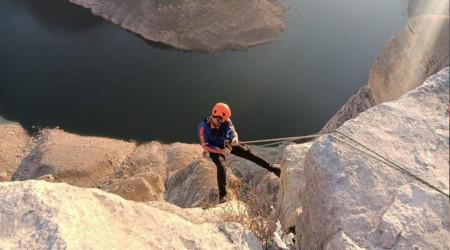 Siirt'te 20 yandaki gen kendini uurumdan att