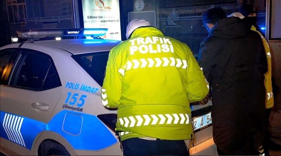 Silahlı, alkollü ve ehliyetsiz sürücü kaçamadı