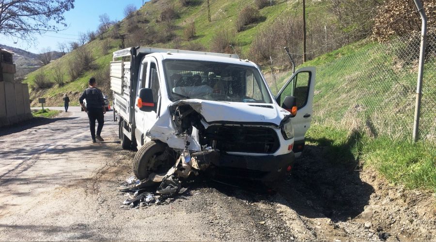 ��rnak'ta 2 kamyonet kafa kafaya �arp��t�