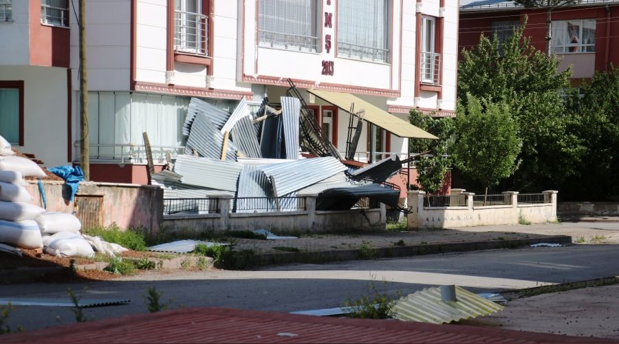 Sivas'ta kuvvetli rüzgar çatıları uçurdu