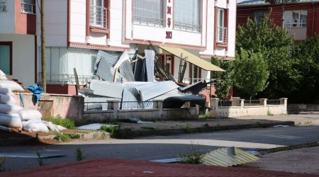 Sivas'ta kuvvetli rüzgar çatıları uçurdu
