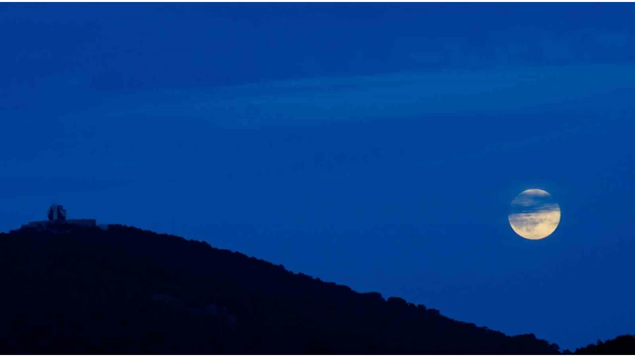 Spil Dağı'nın eşsiz manzarası "Kunduz Süper Ay" ile aydınlandı