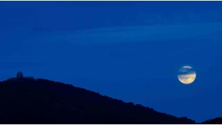 Spil Dağı'nın eşsiz manzarası "Kunduz Süper Ay" ile aydınlandı