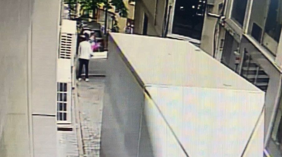 �stanbul'da deh�et anlar�: Gen� k�z kendini balkondan a�a��ya att�