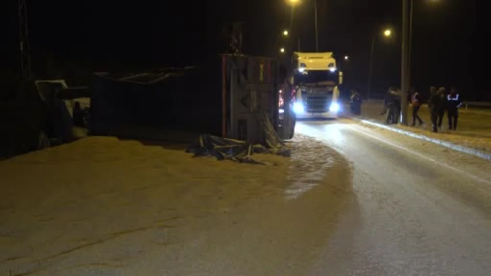 Su Şişesine Uzanırken Kaza Yapan Tır Devrildi: 25 Ton Mısır Yola Saçıldı