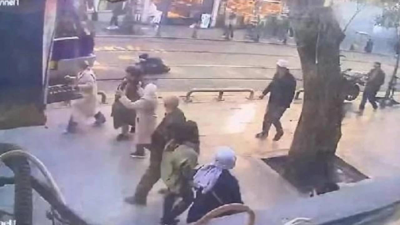 Sultanahmet'te tramvay yayaya çarptı