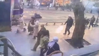 Sultanahmet'te tramvay yayaya çarptı