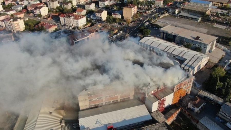 Sultanbeyli'de çelik tencere fabrikası alevlere teslim oldu