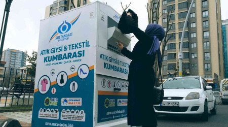 Sultangazili kadınlar geri dönüştürülen kumaşlarla sokak hayvanlarına elbise dikiyor