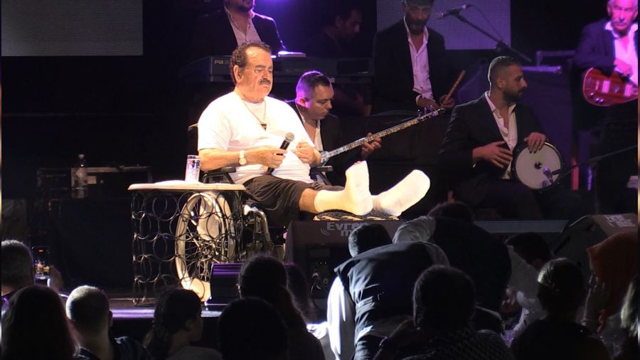 Taburcu edilen Tatlıses tekerlekli sandalyeyle konser verdi