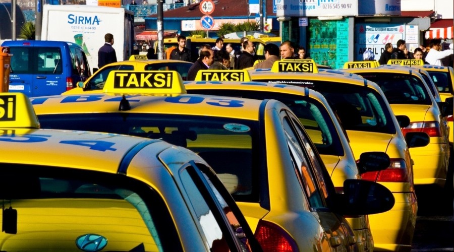 Taksiciden kadın müşteriye şok tehdit