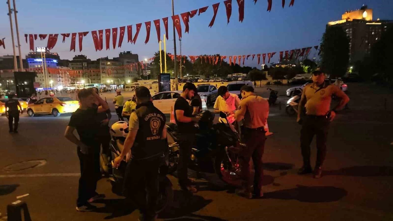 Taksim Meydan�'nda s�k� denetim