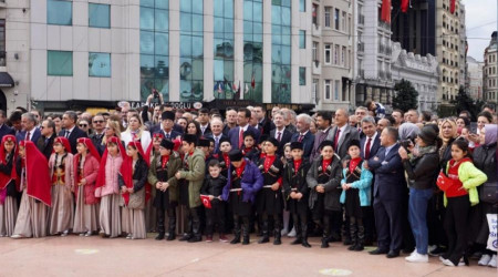 Taksim'de 23 Nisan coşkusu