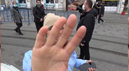Taksim'de kadın turist gazeteciye saldırdı
