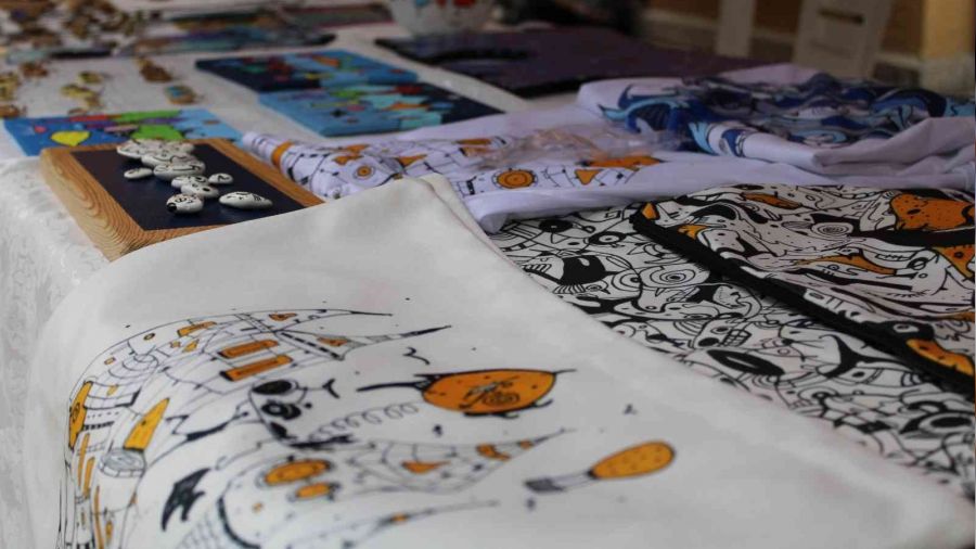 Tasar�mlar�yla kentin k�lt�r ve sanat�na katk� sa�l�yorlar