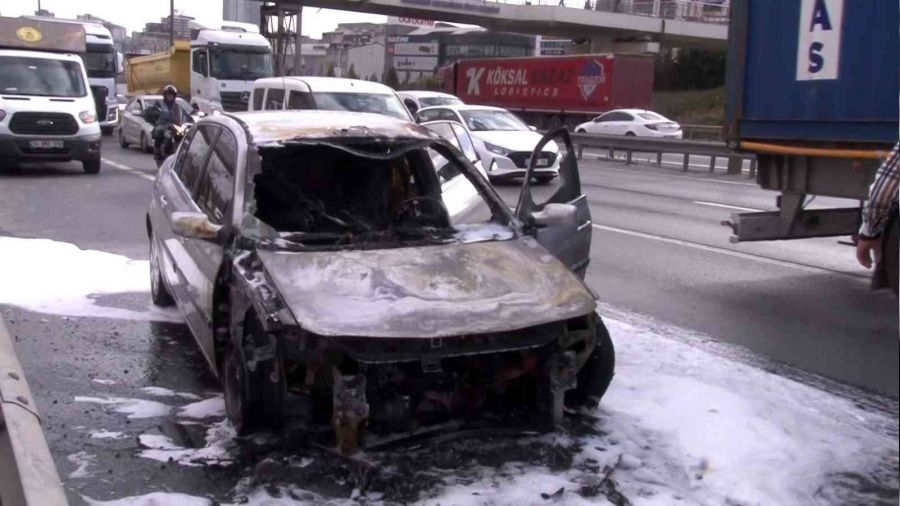 TEM'de otomobil alev ald�, i�indekiler son anda kurtuldu