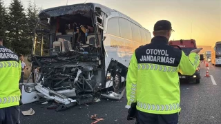 TEM'de yolcu otobs ile kamyon arpt: 1 l, 10 yaral