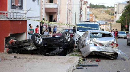 Ters dönen otomobilden çıkıp olay yerinden kaçtı